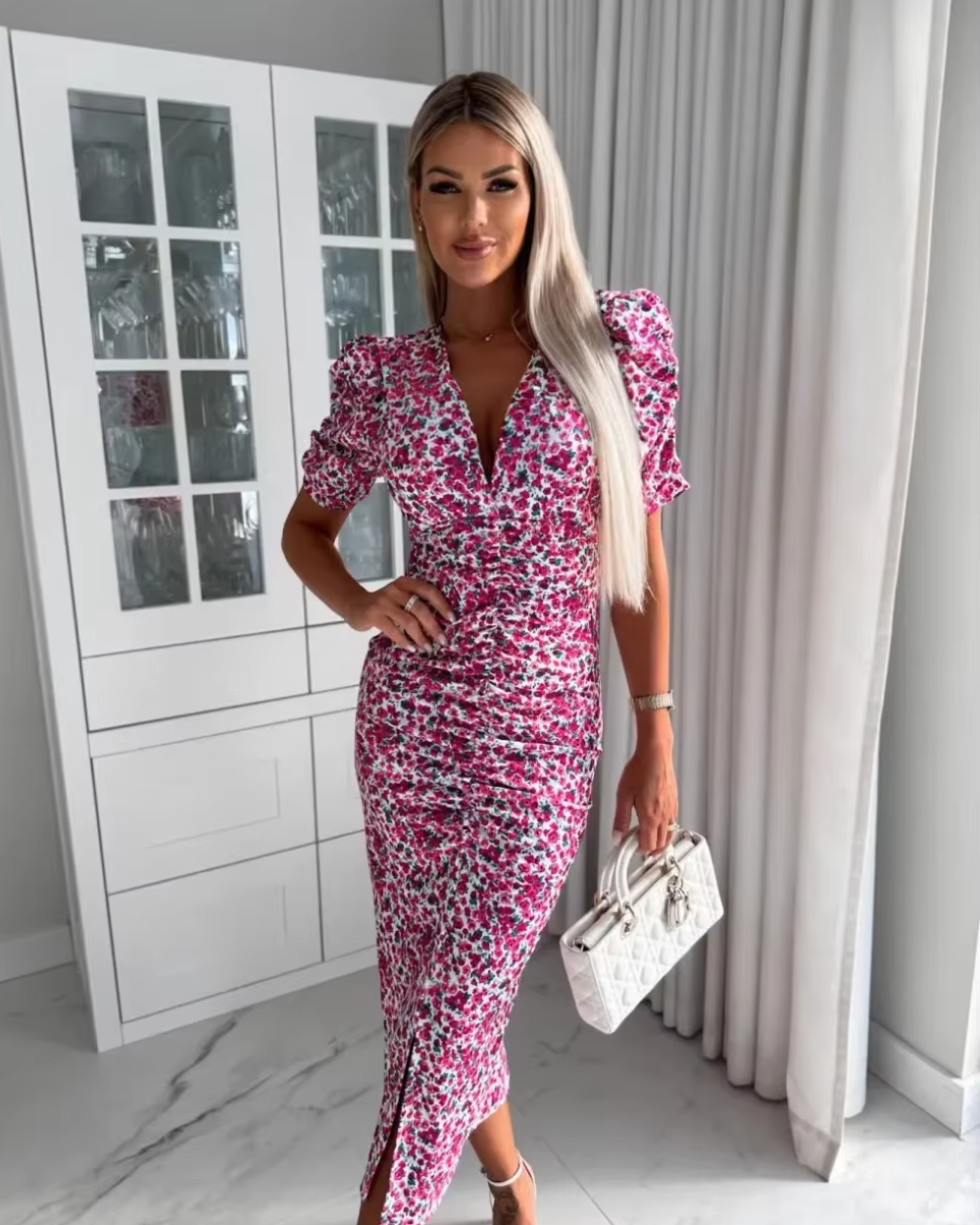 Vestido comprido elegante com decote em V