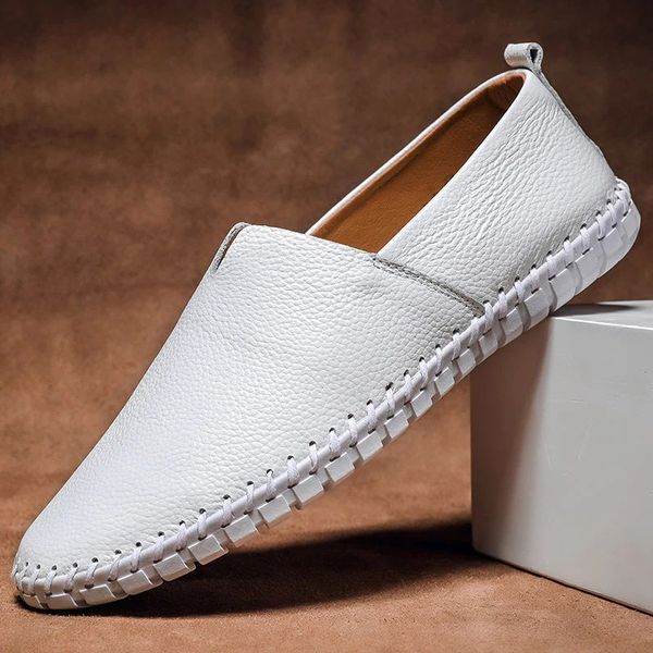 Mocassins de couro cosidos à mão