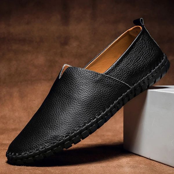 Mocassins de couro cosidos à mão