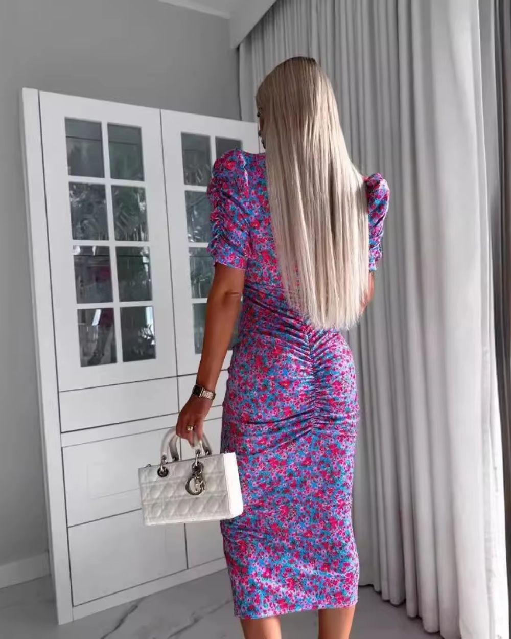 Vestido comprido elegante com decote em V