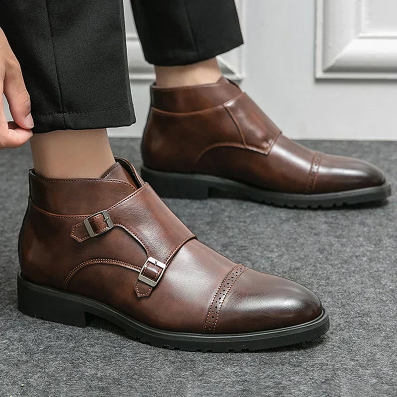 Botas de couro com fecho de fivela