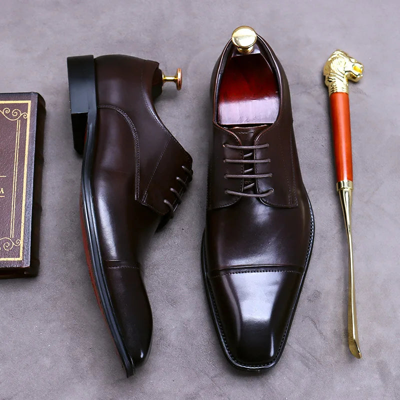 Sapatos de negócios chiques em pele
