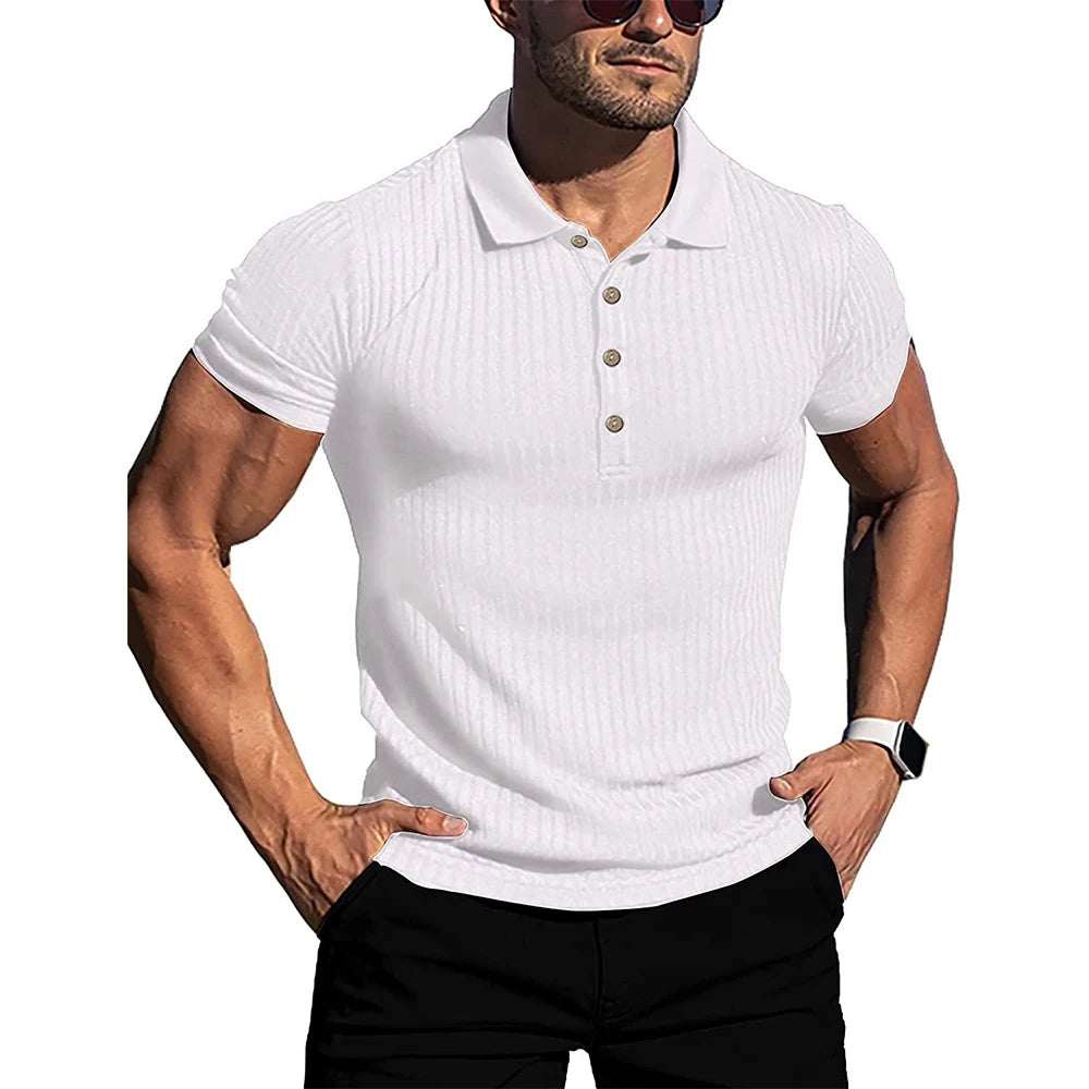 Camisa pólo com riscas elegantes