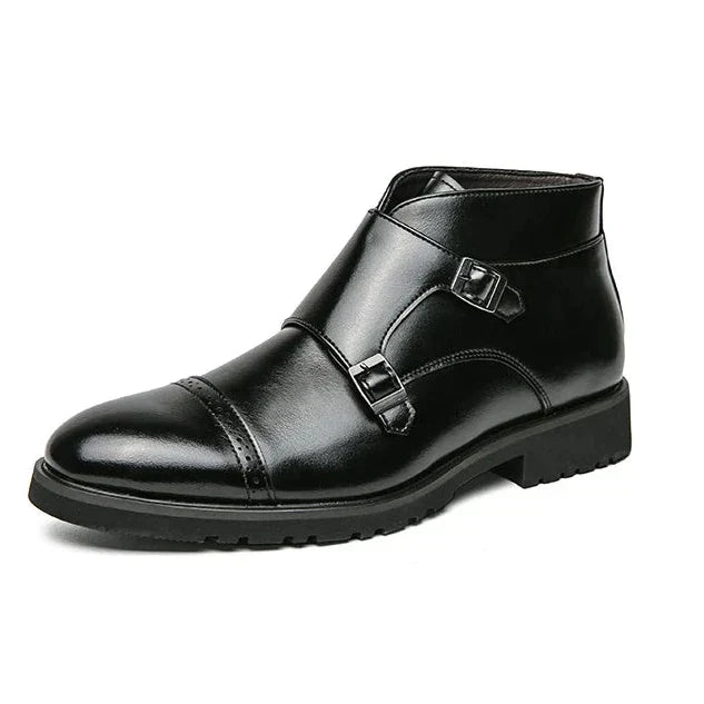 Botas de couro com fecho de fivela
