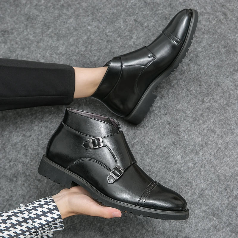 Botas de couro com fecho de fivela