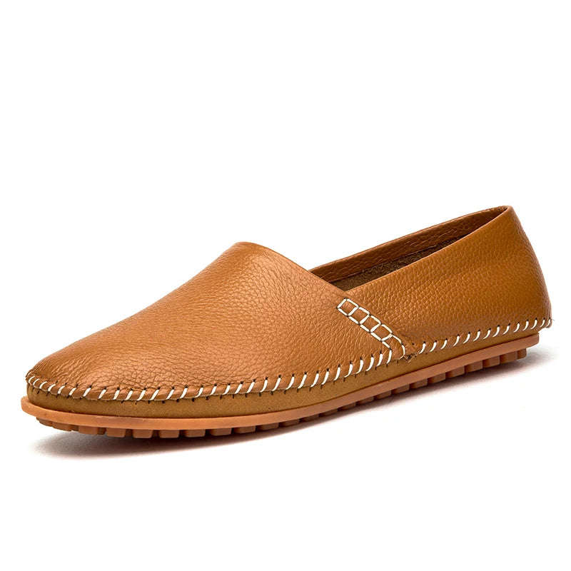 Mocassins em pele clara