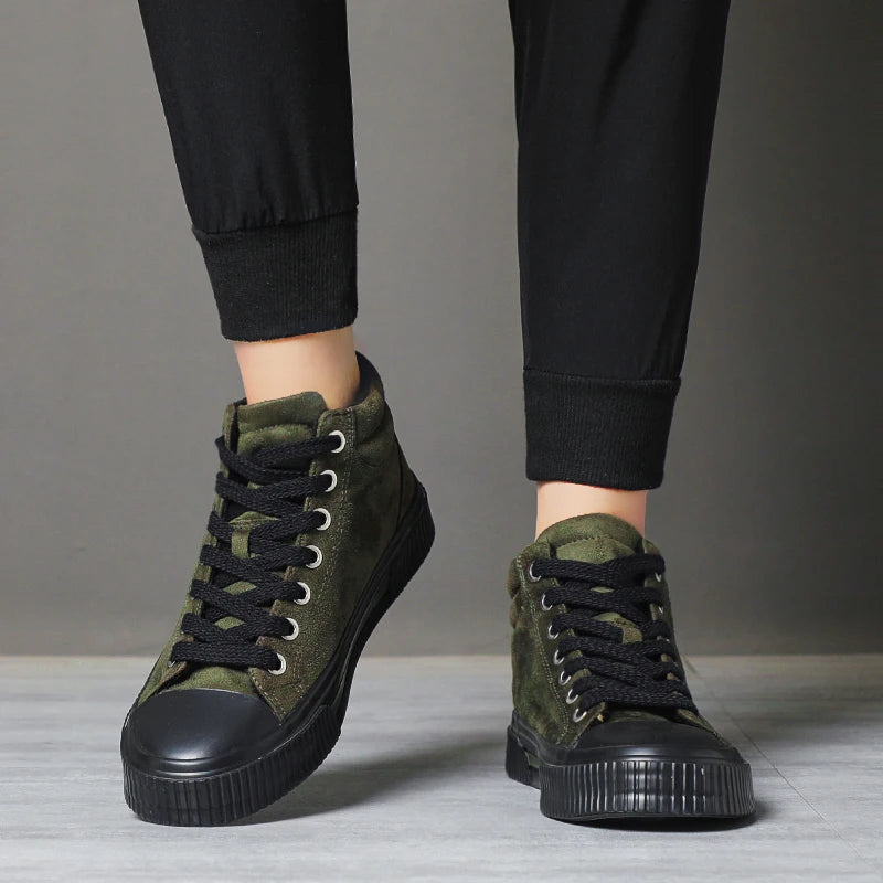 Sapatos elegantes de camurça alta