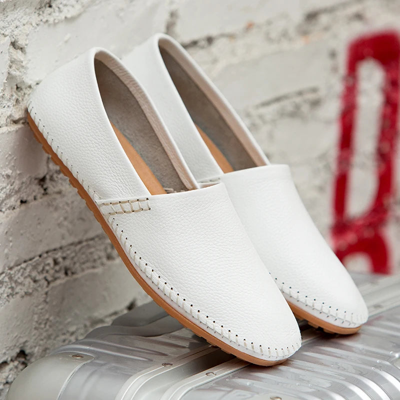 Mocassins em pele clara