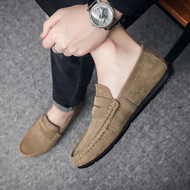 Mocassins leves de camurça para homem