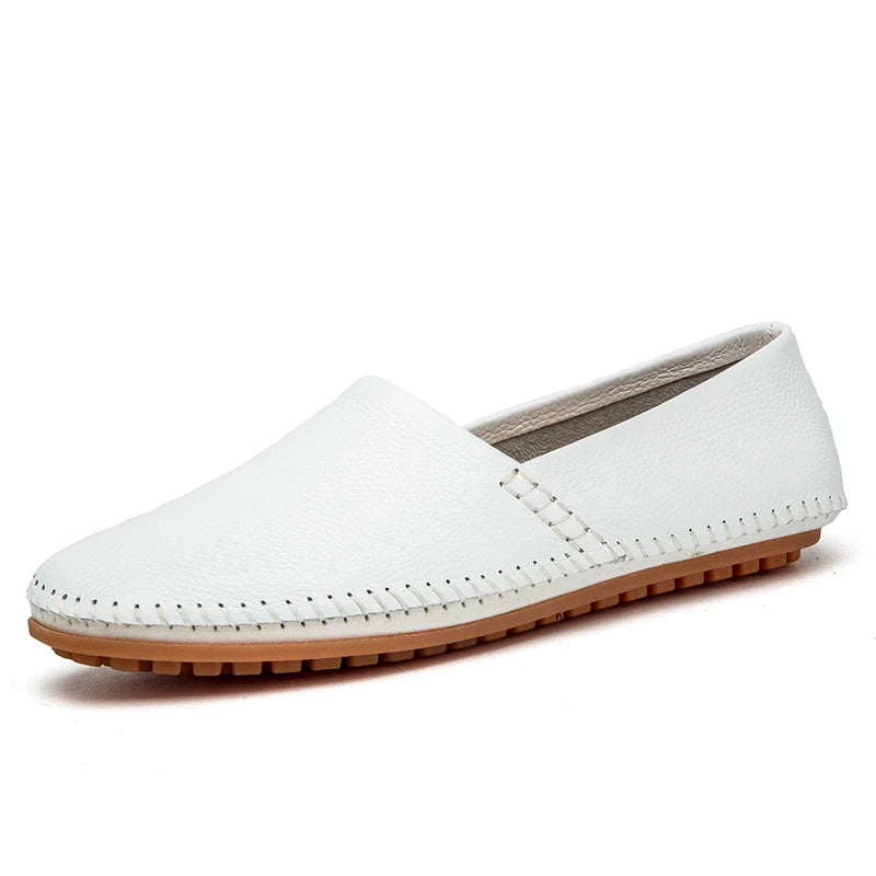 Mocassins em pele clara
