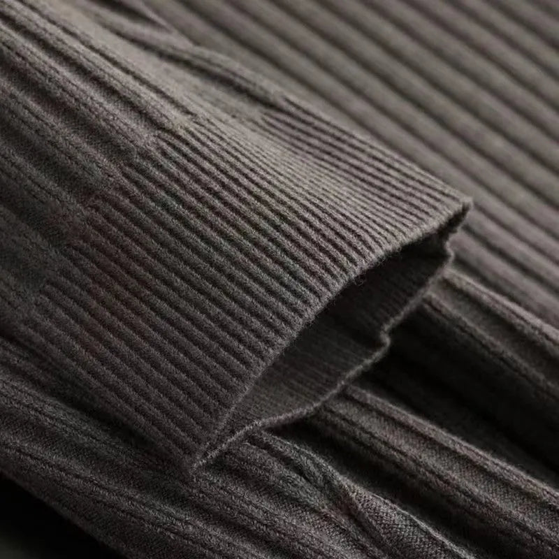 Camisola elegante com padrão às riscas e fecho de correr