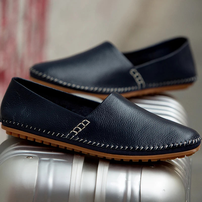 Mocassins em pele clara