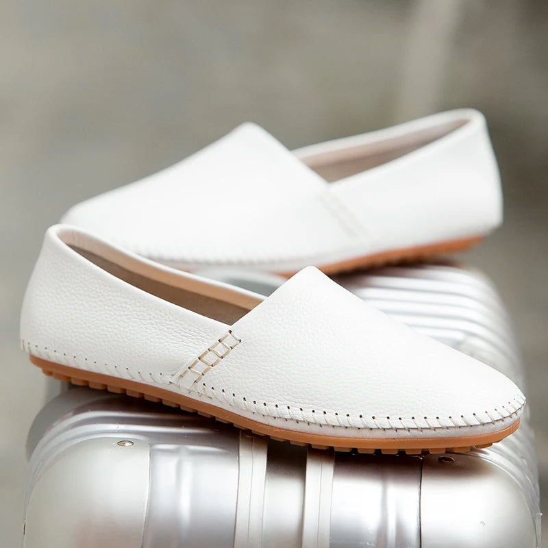Mocassins em pele clara