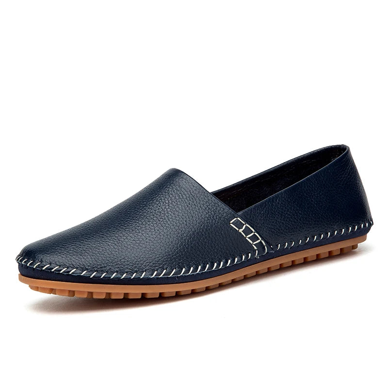 Mocassins em pele clara