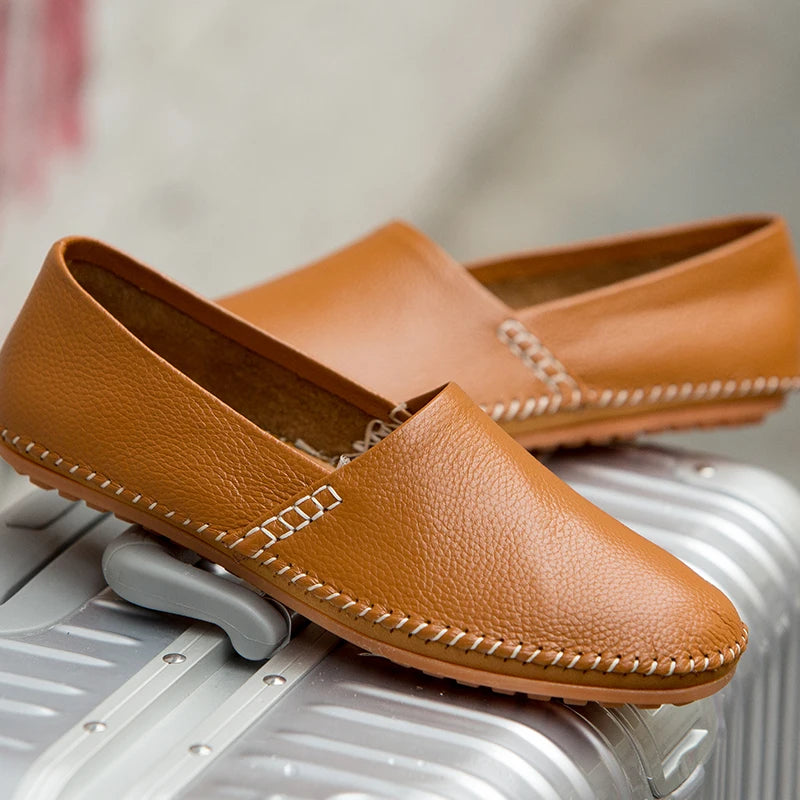 Mocassins em pele clara