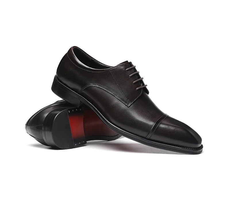 Sapatos de negócios chiques em pele