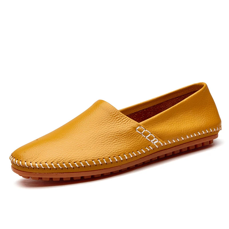 Mocassins em pele clara