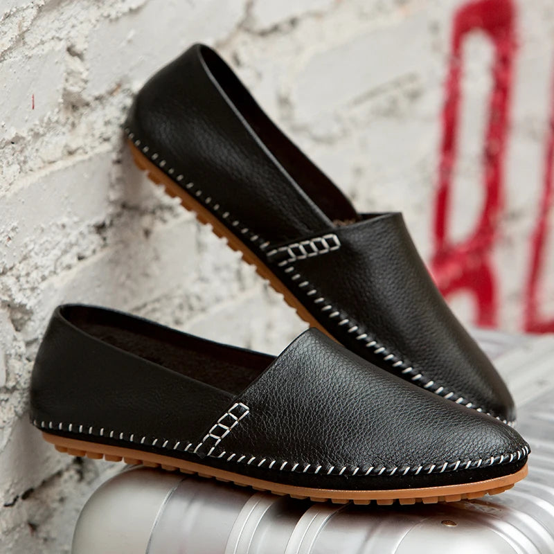 Mocassins em pele clara
