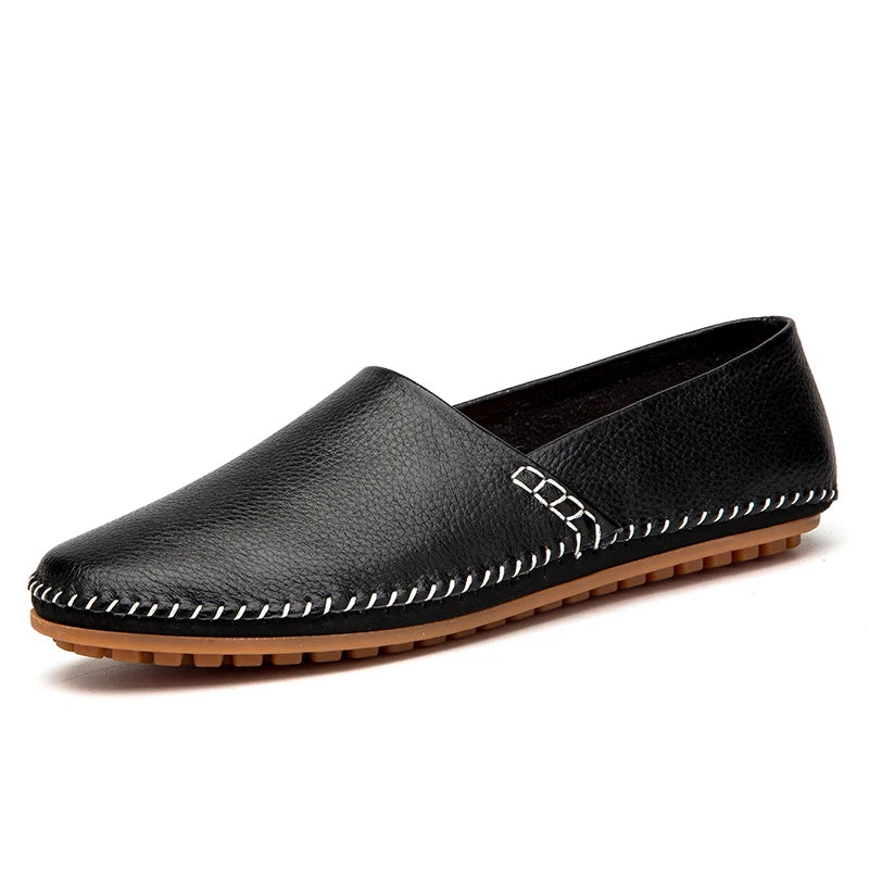 Mocassins em pele clara