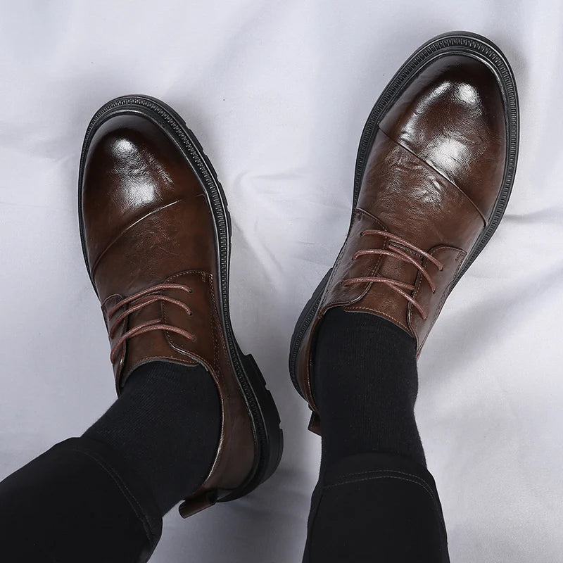 Sapatos elegantes em couro ao estilo britânico