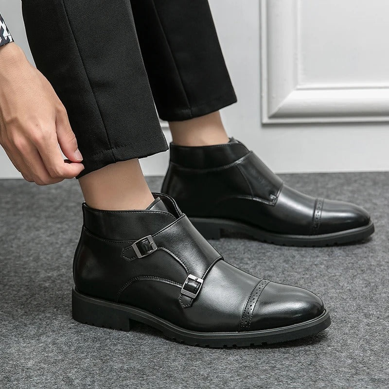 Botas de couro com fecho de fivela