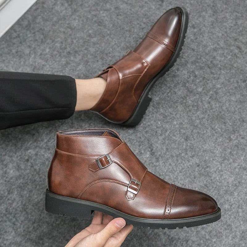 Botas de couro com fecho de fivela