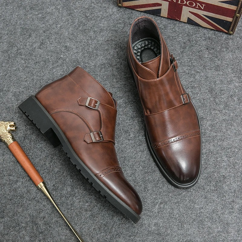 Botas de couro com fecho de fivela