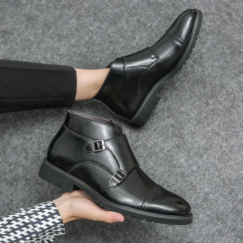 Botas de couro com fecho de fivela