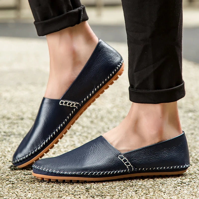 Mocassins em pele clara