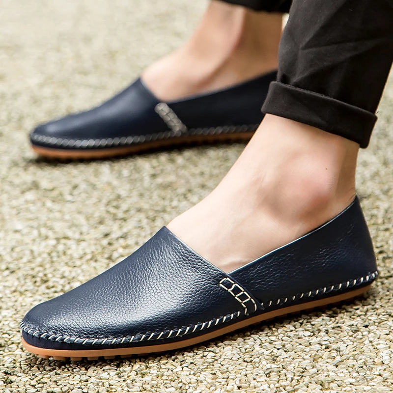 Mocassins em pele clara