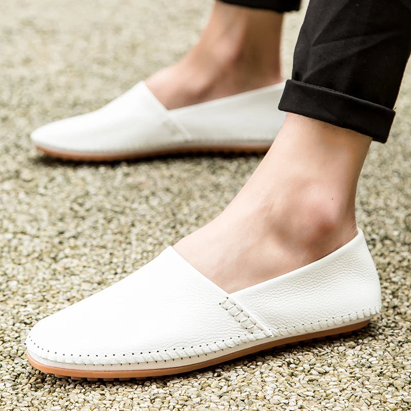 Mocassins em pele clara