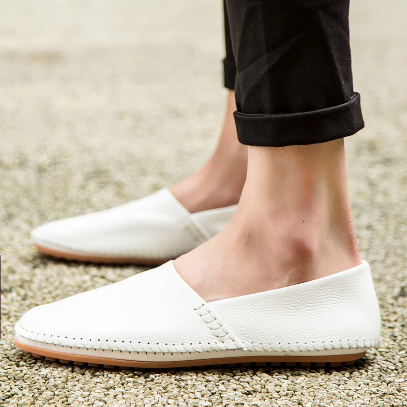 Mocassins em pele clara