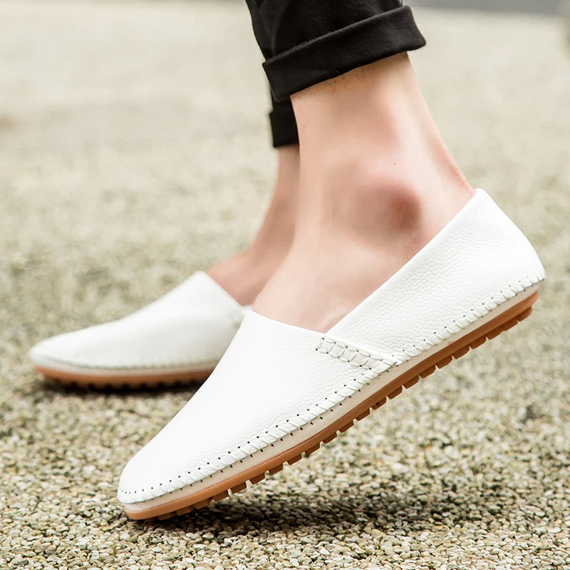 Mocassins em pele clara