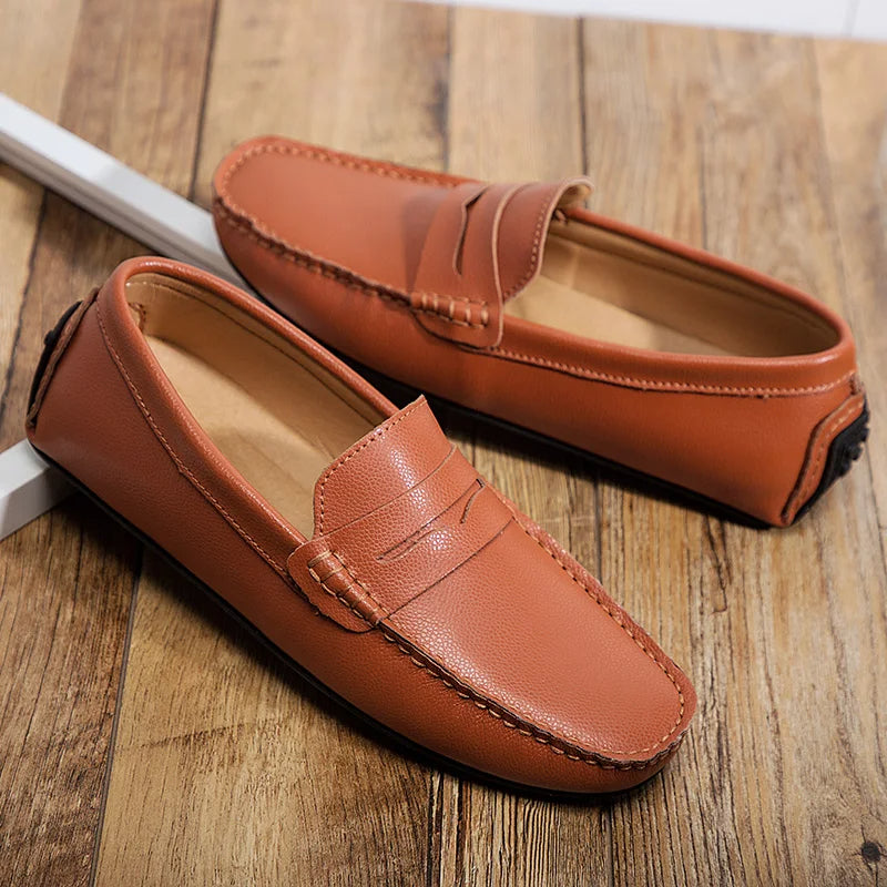 Mocassins casuais de verão em pele