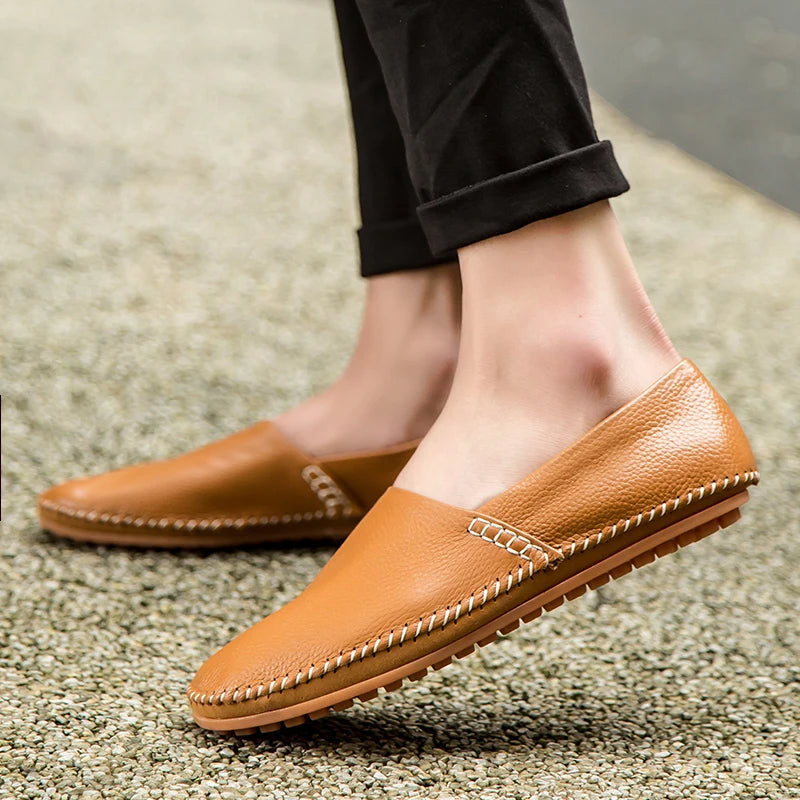 Mocassins em pele clara