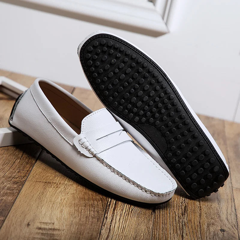Mocassins casuais de verão em pele