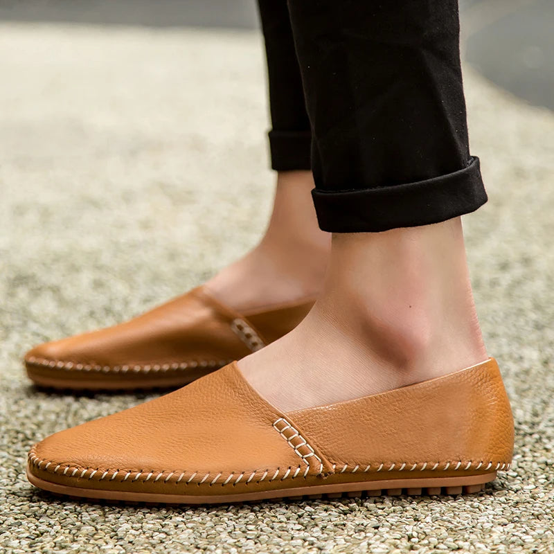 Mocassins em pele clara