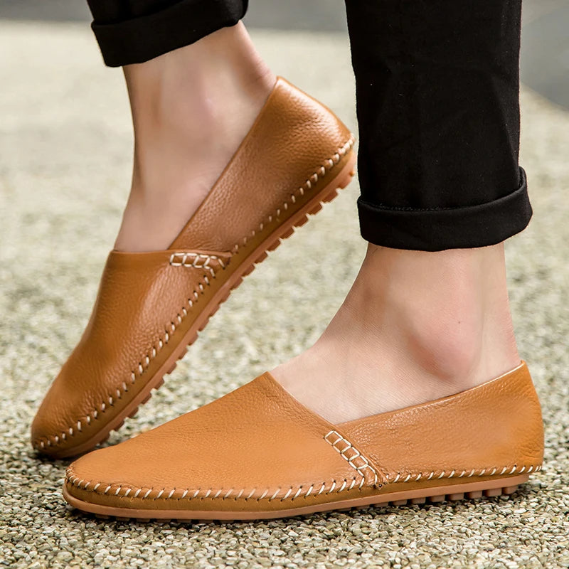 Mocassins em pele clara