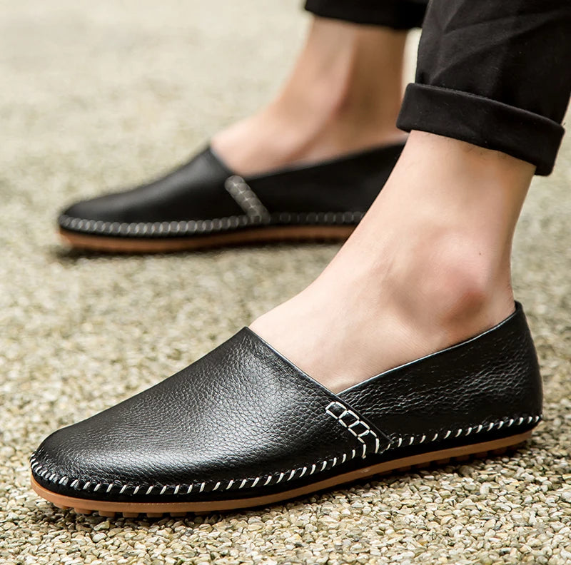 Mocassins em pele clara