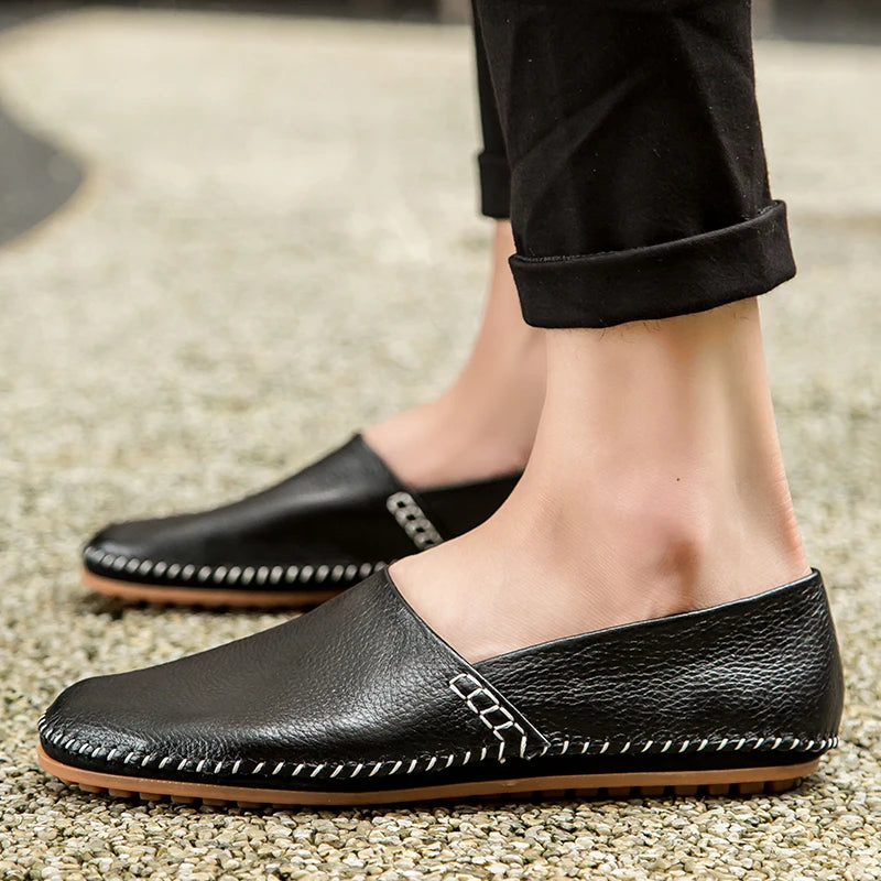 Mocassins em pele clara