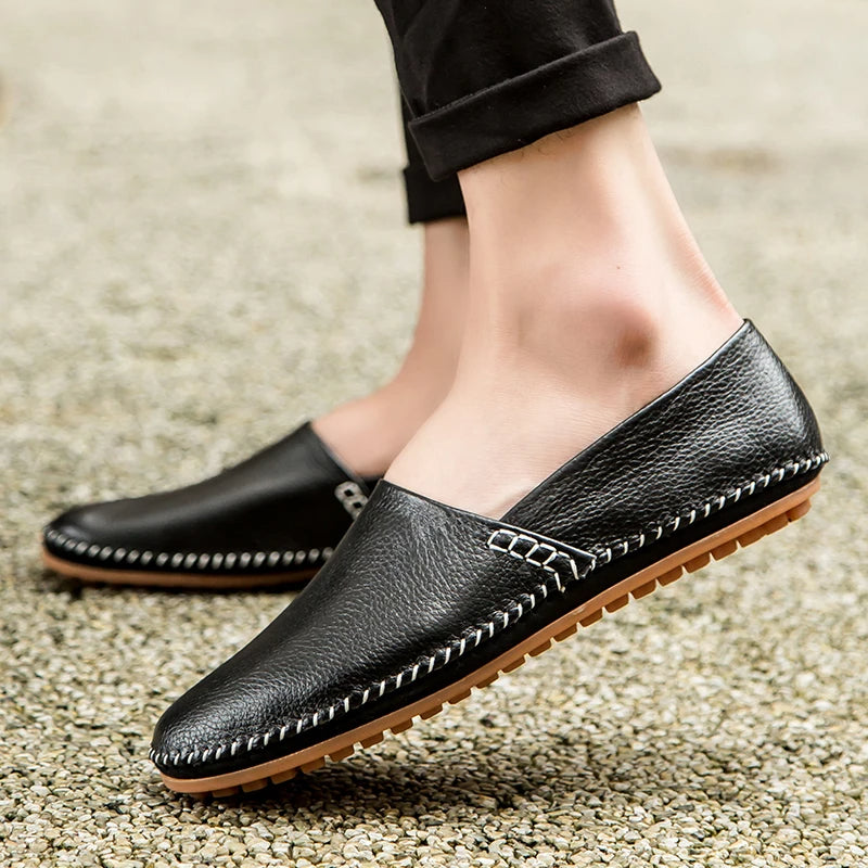 Mocassins em pele clara