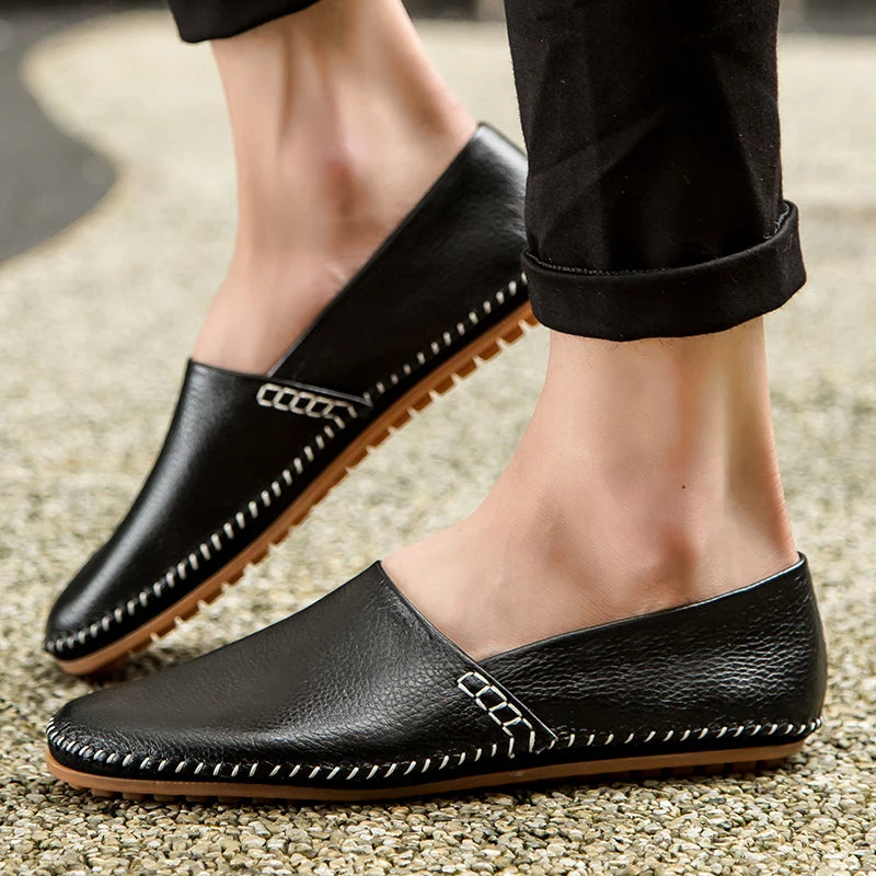 Mocassins em pele clara
