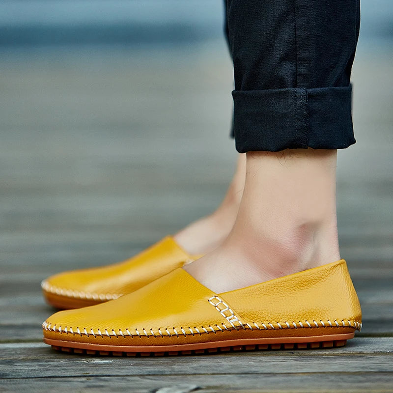 Mocassins em pele clara