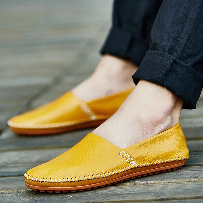 Mocassins em pele clara