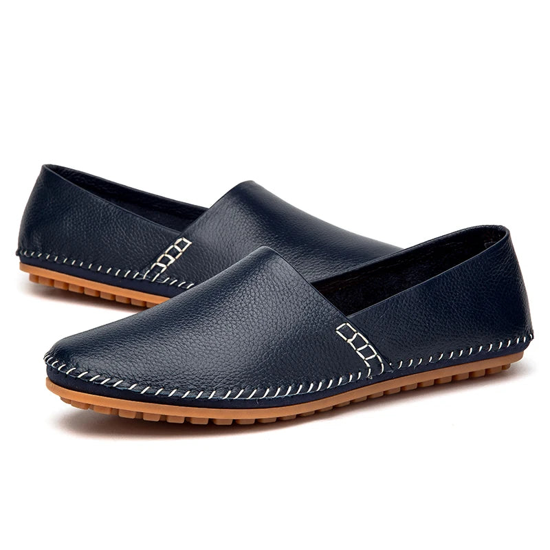 Mocassins em pele clara