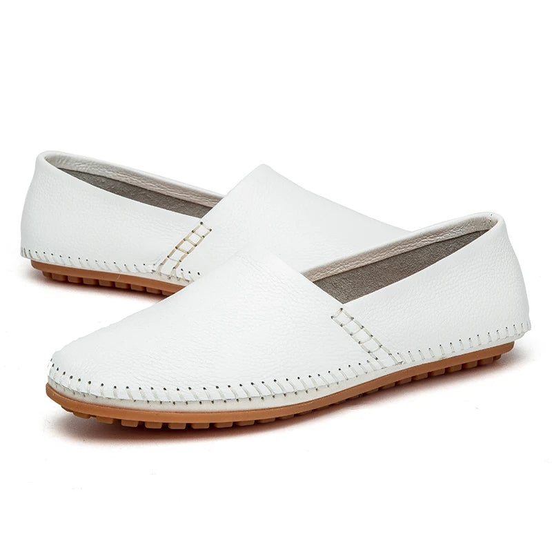 Mocassins em pele clara