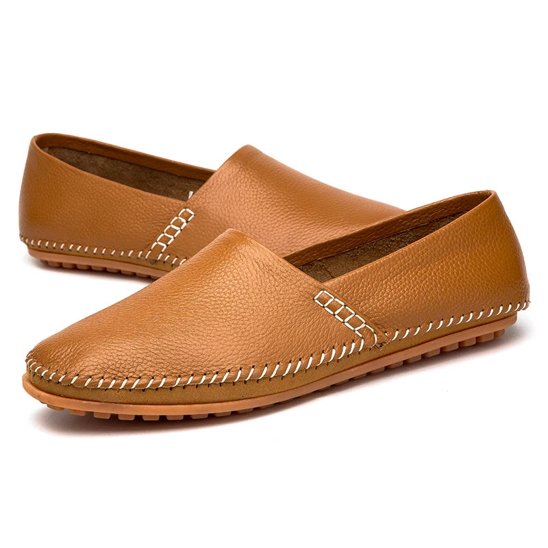 Mocassins em pele clara