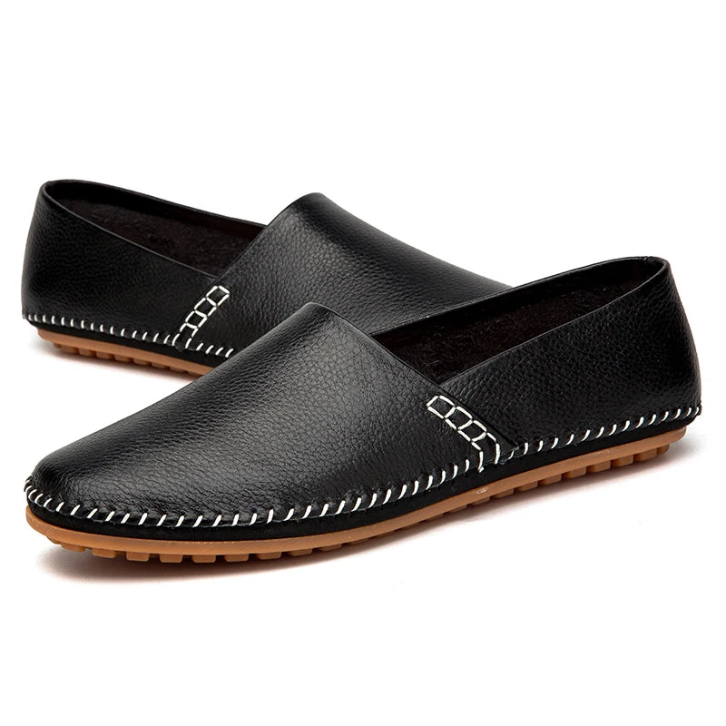 Mocassins em pele clara