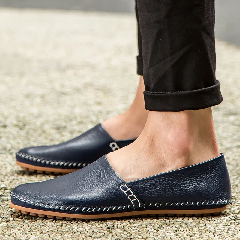 Mocassins em pele clara