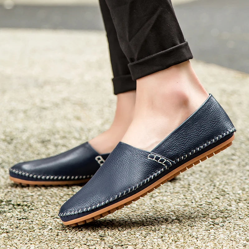 Mocassins em pele clara